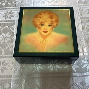 Mary Kay Cosmetics Jewelry/Music Box by Linden Vintage